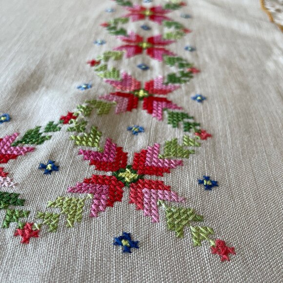 Point de Croix Table Linen Set - Picture 3 of 13